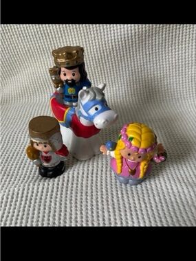 little people Mighty King’s Knight King lil kingdom Princess & royal Horse lot